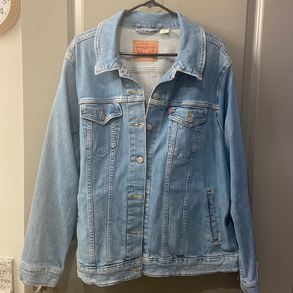 Oversized Levi’s denim jacket